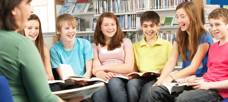 Group-reading-to-encourage-reading-for-pleasure-800x360
